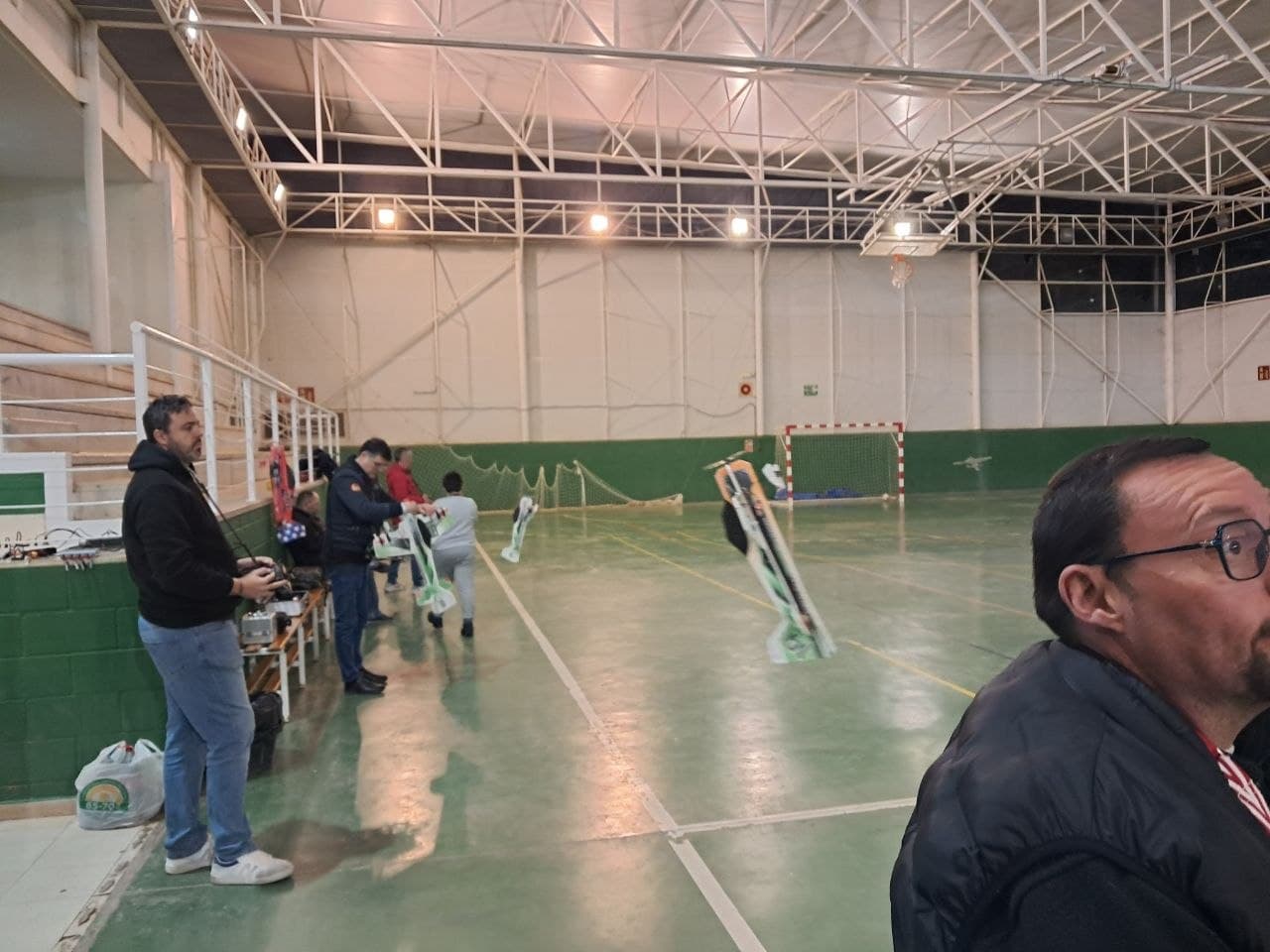 Vuelo indoor en pabellón del club Gravedad Zero